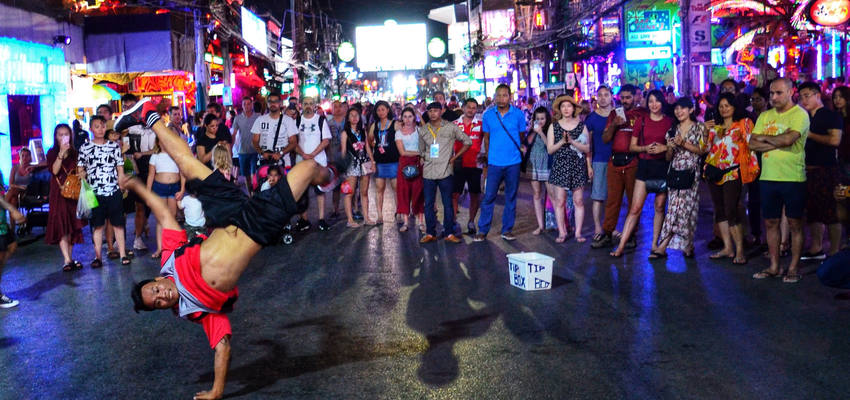 普吉岛的夜晚街道