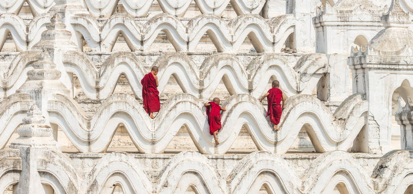 3 Mönche klettern auf die Mahamuni-Pagode