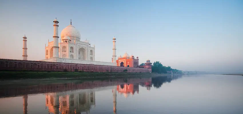 Der klassische Blick auf das Taj Mahal von Mehtab Bagh aus