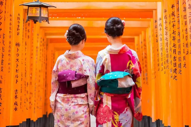 Mädchen mit Kimono in Fushimi Inar
